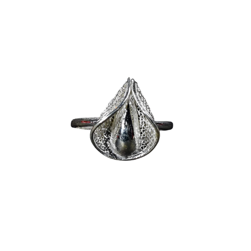 Elegant Silver Leaf Design Ring